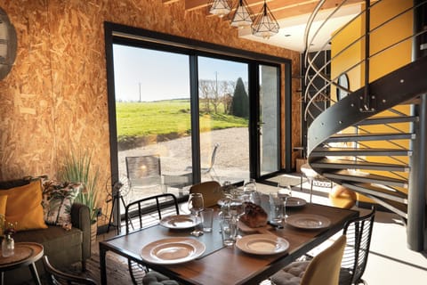 Gîte l'Atelier | Living area | 80-cm flat-screen TV with digital channels