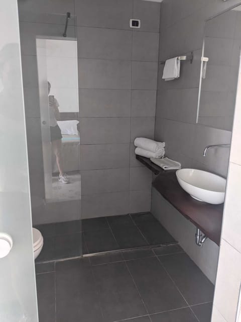 Comfort Quadruple Room | Bathroom | Hair dryer, bidet, towels, shampoo
