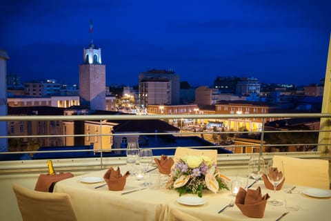 2 restaurants, breakfast, dinner served; Italian cuisine