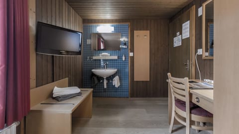 Basic Twin Room, Shared Bathroom | Premium bedding, memory foam beds, in-room safe, desk