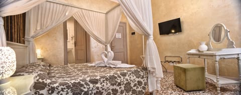 Junior Suite, 1 Queen Bed, Non Smoking, Garden View | Bathroom | Shower, free toiletries, hair dryer, bidet