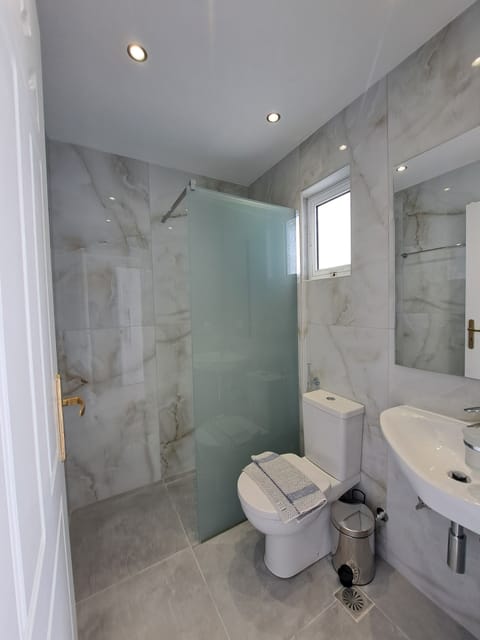 Deep soaking tub, hair dryer, towels