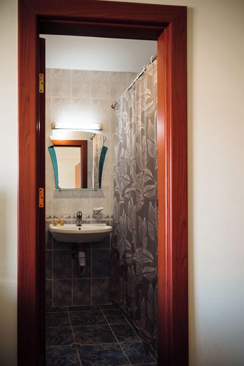 Studio | Bathroom | Combined shower/tub, deep soaking tub, free toiletries, hair dryer