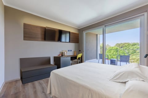 Minibar, in-room safe, desk, free cribs/infant beds