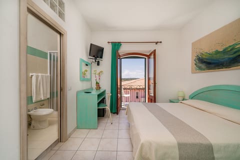 Comfort Room, Balcony | Frette Italian sheets, minibar, in-room safe, desk