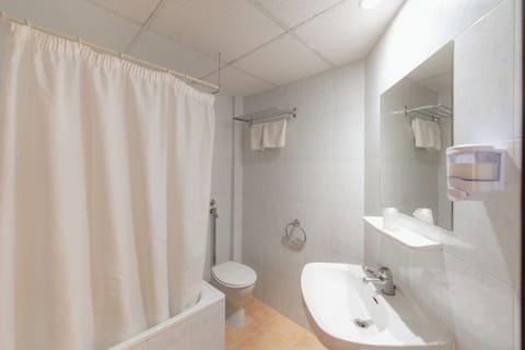 Minibar, free WiFi, bed sheets