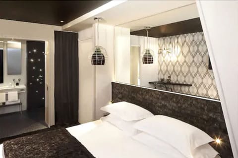Superior Room | Minibar, in-room safe, individually decorated, individually furnished