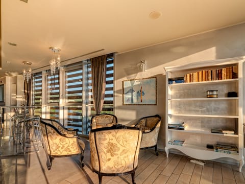 Cocktail bar, pool views, open daily