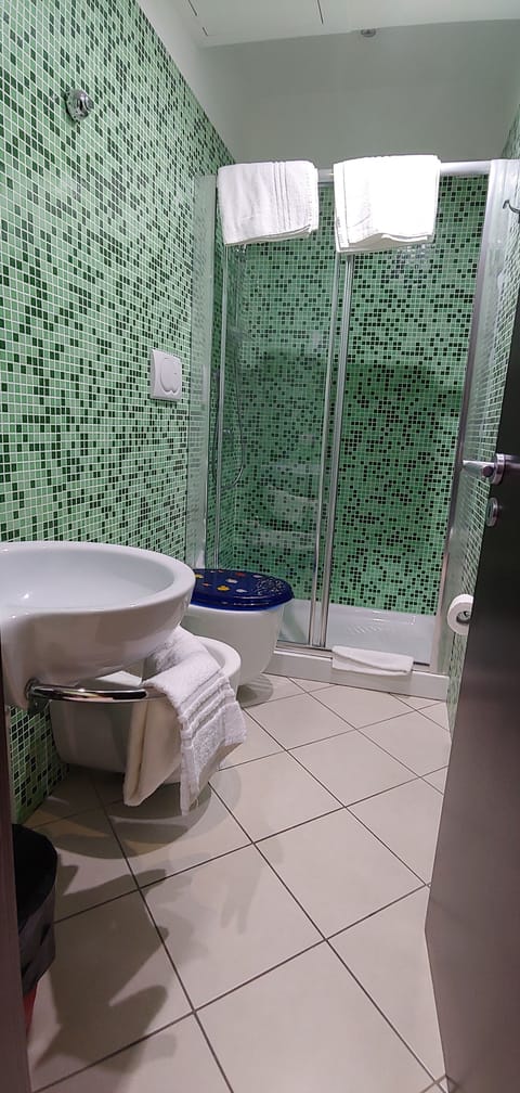 Basic Double Room, 1 King Bed, Ensuite | Bathroom | Shower, rainfall showerhead, free toiletries, hair dryer