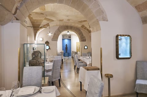 2 restaurants; breakfast and dinner served