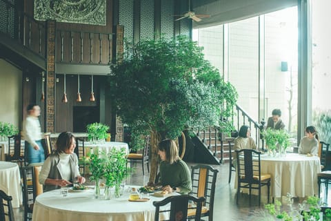 4 restaurants; breakfast, lunch, and dinner served