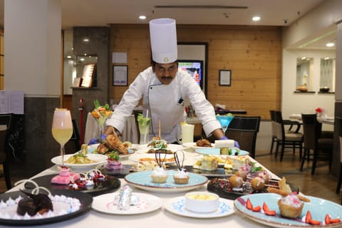 2 restaurants; breakfast, lunch, and dinner served