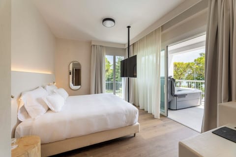 Junior Suite, Hot Tub | Minibar, in-room safe, desk, laptop workspace