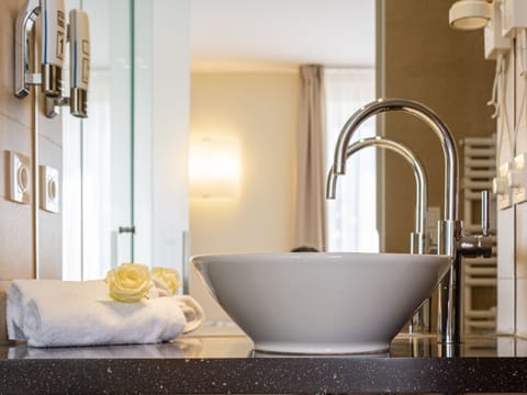 Comfort Double Room | Bathroom | Shower, rainfall showerhead, free toiletries, hair dryer