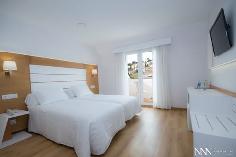 Double Room | In-room safe, desk, free WiFi, bed sheets