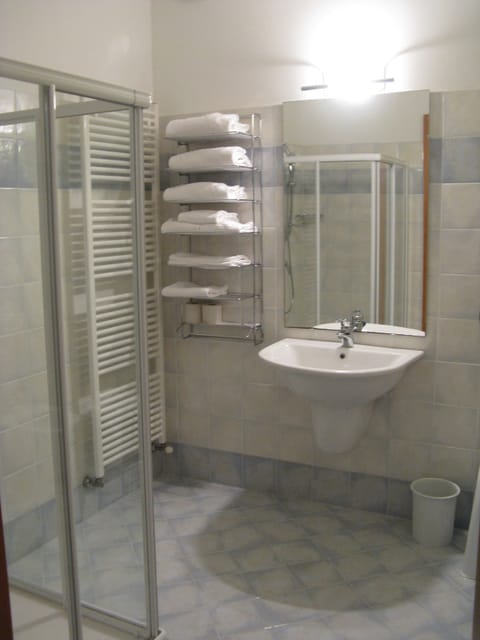 Superior Double Room | Bathroom | Shower, free toiletries, hair dryer, bidet