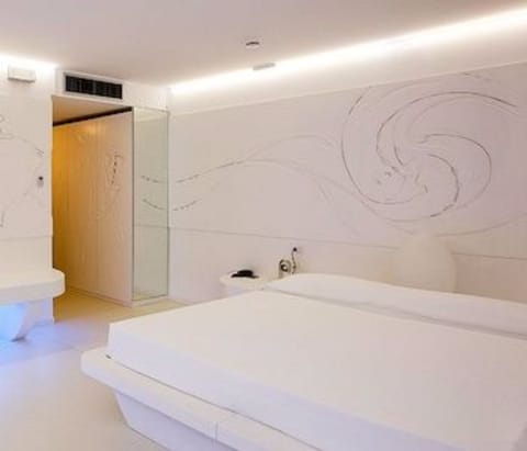 Minibar, in-room safe, individually decorated, individually furnished