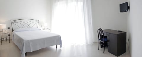 Down comforters, desk, laptop workspace, free WiFi