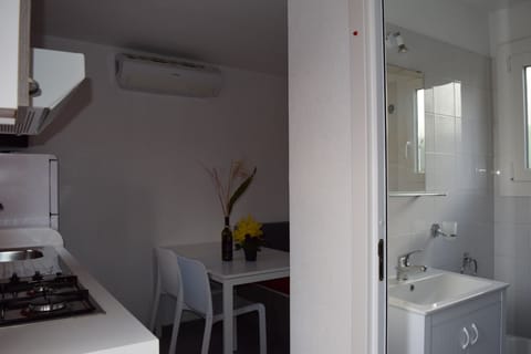 Mobile Home, Private Bathroom | Private kitchenette