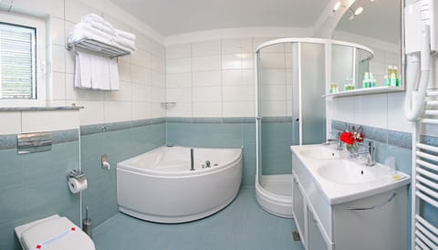 Superior Apartment (Penthouse) | Bathroom | Jetted tub, free toiletries, hair dryer, towels