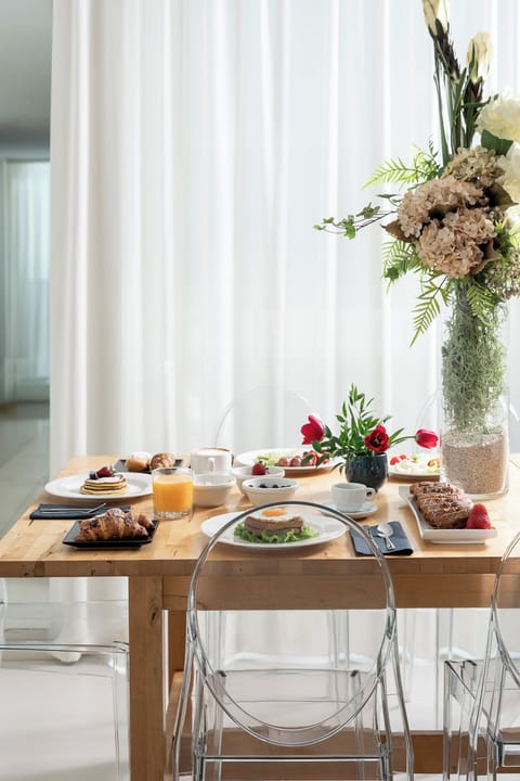 Daily buffet breakfast for a fee