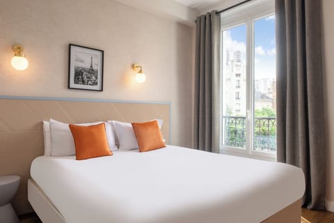 Classic Double Room | Hypo-allergenic bedding, minibar, in-room safe, individually furnished