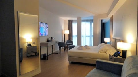 Comfort Triple Room | Minibar, in-room safe, desk, free WiFi