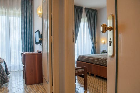 Triple Room | 1 bedroom, minibar, in-room safe, desk