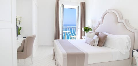Deluxe Suite, Sea View | Minibar, in-room safe, soundproofing, free WiFi
