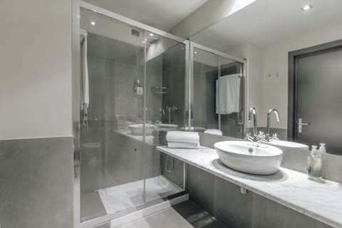 Superior Double or Twin Room | Bathroom | Free toiletries, hair dryer, bidet, towels