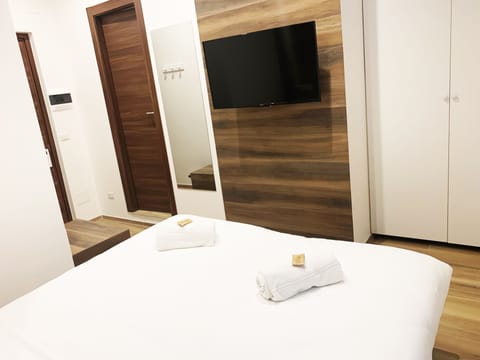Premium bedding, in-room safe, free cribs/infant beds, free WiFi
