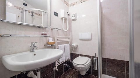 Combined shower/tub, free toiletries, hair dryer, bidet