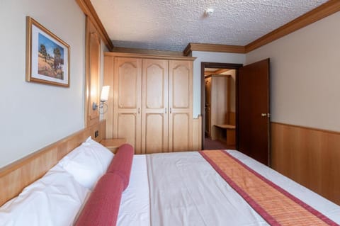 In-room safe, free WiFi, bed sheets