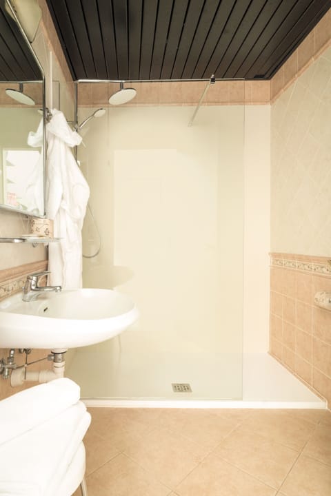 Shower, free toiletries, hair dryer, bathrobes