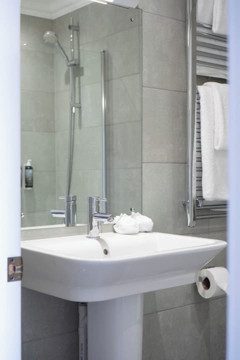 Superior Double or Twin Room | Bathroom | Combined shower/tub, deep soaking tub, free toiletries, hair dryer