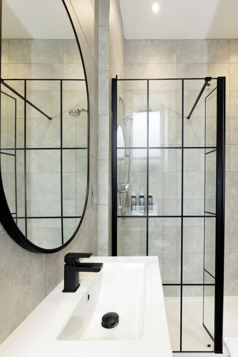 Superior Double or Twin Room | Bathroom | Combined shower/tub, deep soaking tub, free toiletries, hair dryer