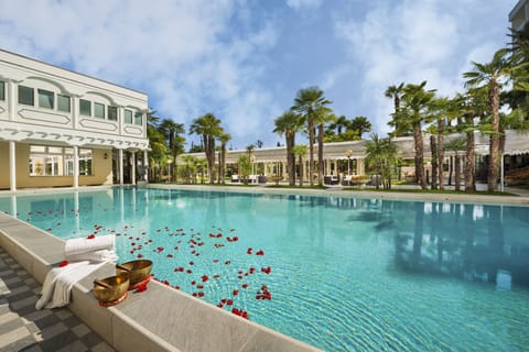 Indoor pool, 4 outdoor pools