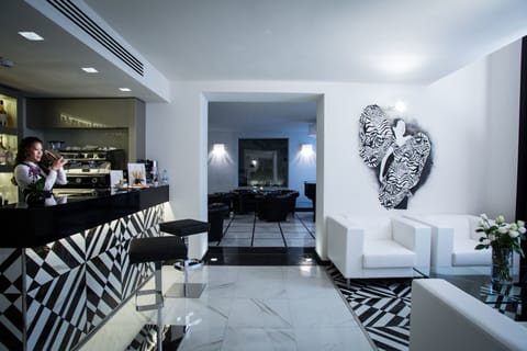 Serves breakfast and happy hour