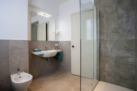 Standard Double Room | Bathroom | Free toiletries, hair dryer, bidet, towels