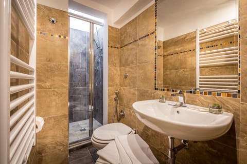 Triple Room, Private Bathroom | Bathroom | Shower, rainfall showerhead, free toiletries, hair dryer