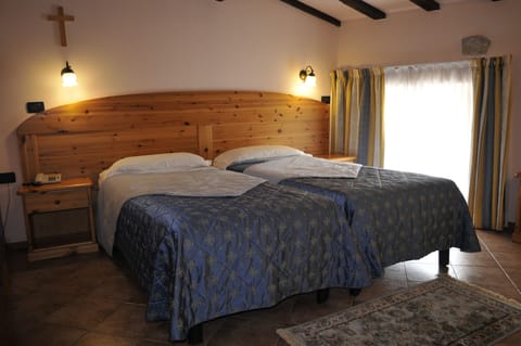 Frette Italian sheets, Select Comfort beds, in-room safe, desk