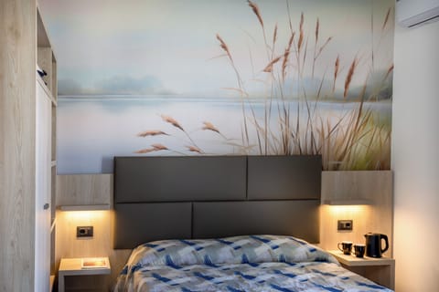 Superior Room | Minibar, in-room safe, desk, laptop workspace