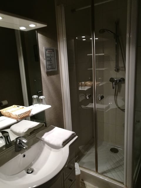 Superior Double Room | Bathroom | Hair dryer, towels
