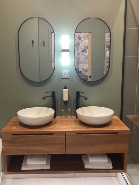 Family Suite | Bathroom | Hair dryer, towels