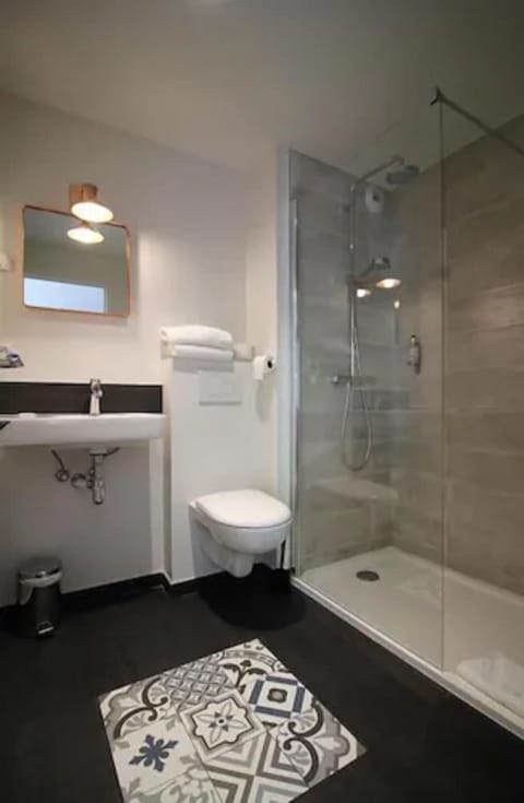 Family Room | Bathroom | Shower, rainfall showerhead, free toiletries, hair dryer