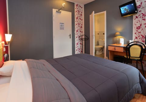 Comfort Double Room, 1 Queen Bed | 1 bedroom, individually decorated, desk, blackout drapes