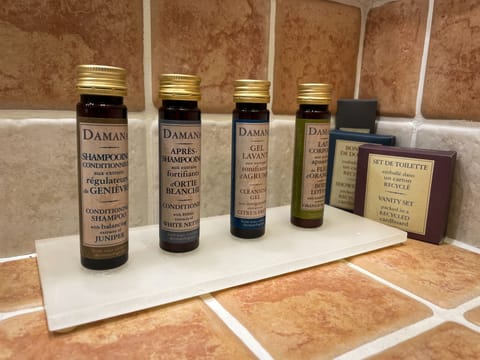 Superior Double Room, Balcony | Bathroom | Free toiletries, hair dryer, towels