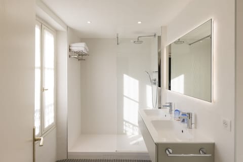 Classic Room, Terrace (Single) | Bathroom | Shower, free toiletries, hair dryer, towels