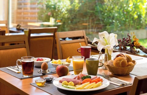 Daily buffet breakfast for a fee