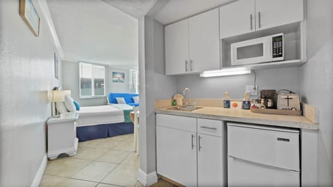 Queen Studio | Private kitchenette | Mini-fridge, microwave, coffee/tea maker, toaster